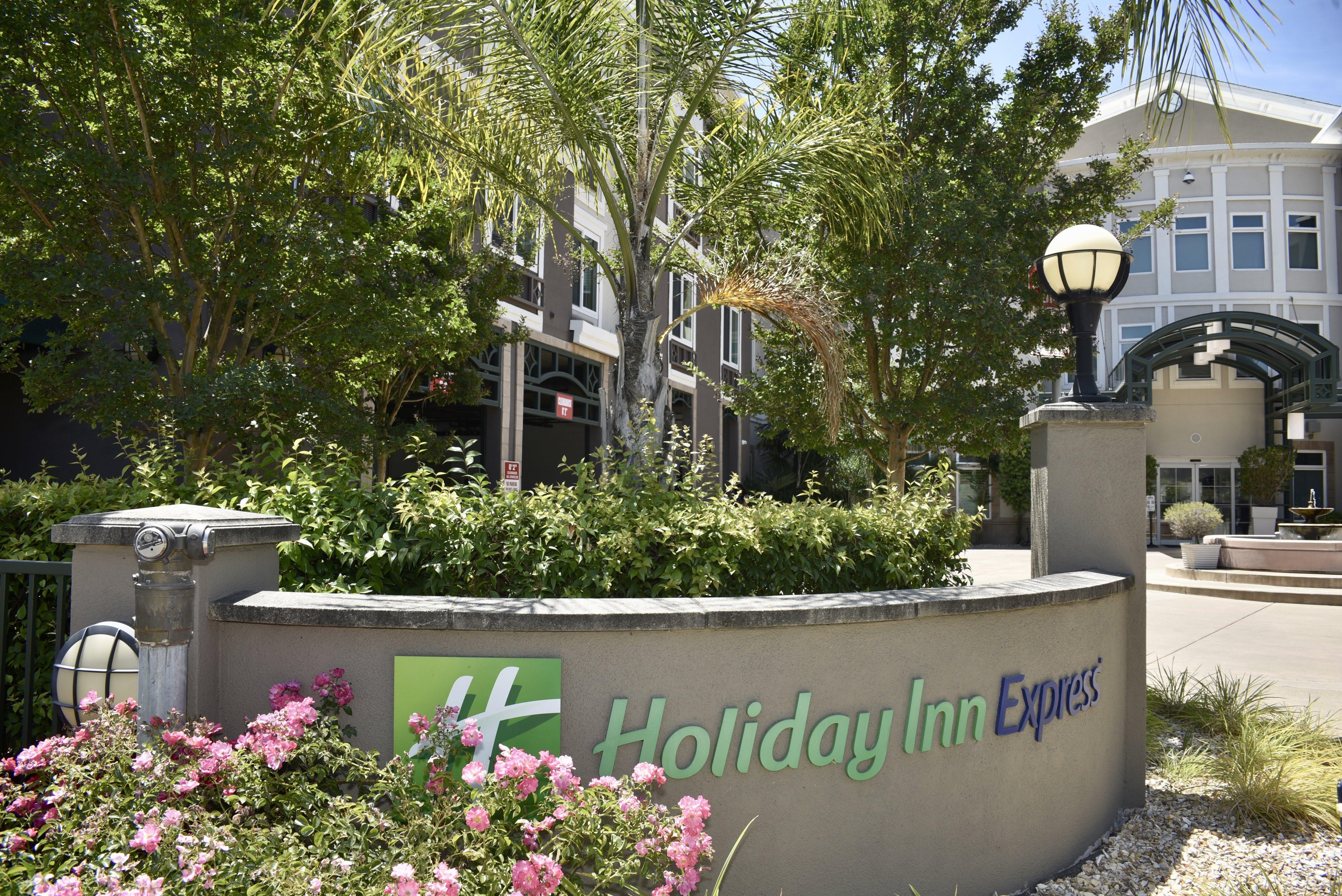 Holiday Inn Express Windsor Sonoma Wine Country By Ihg Exterior photo