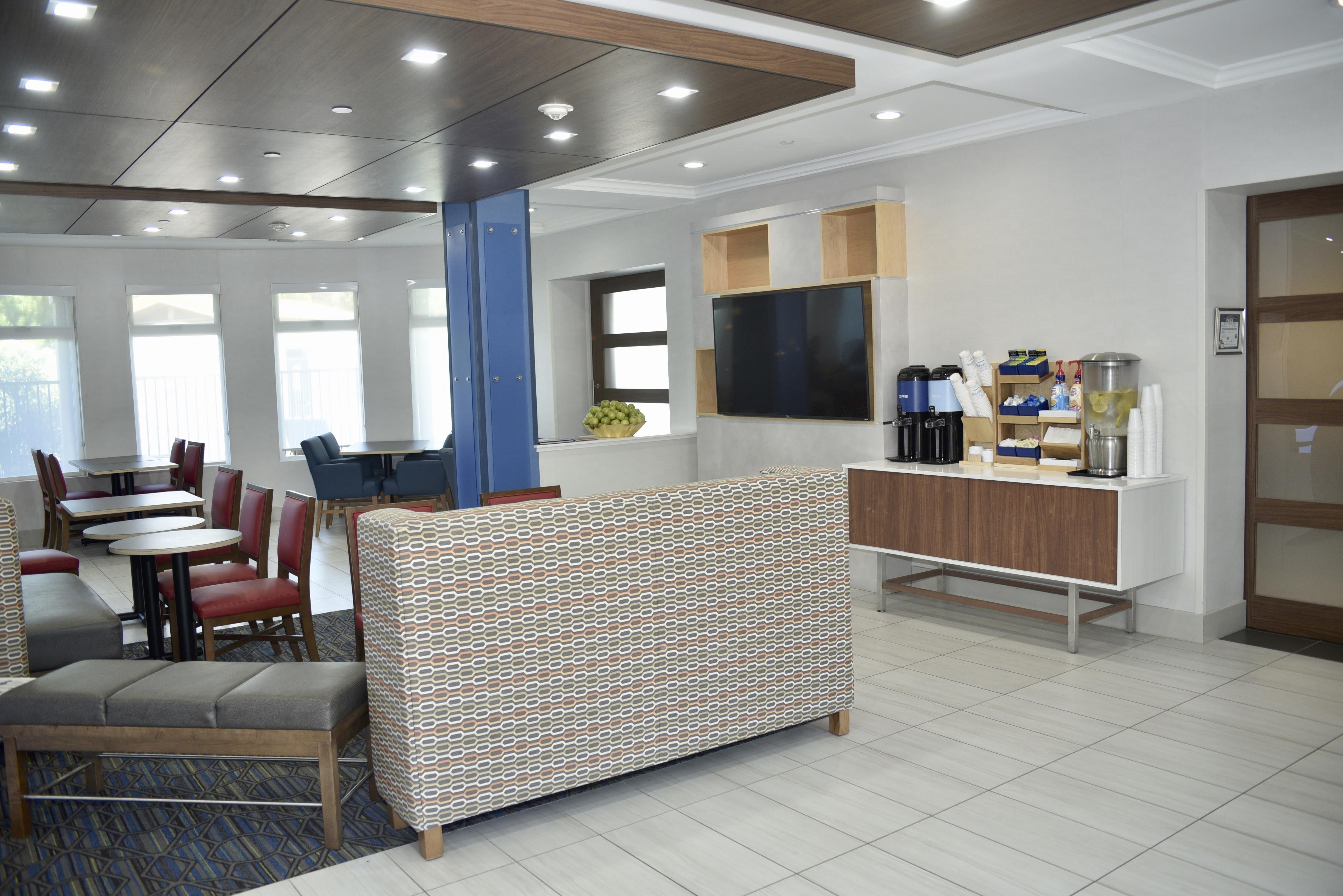 Holiday Inn Express Windsor Sonoma Wine Country By Ihg Exterior photo