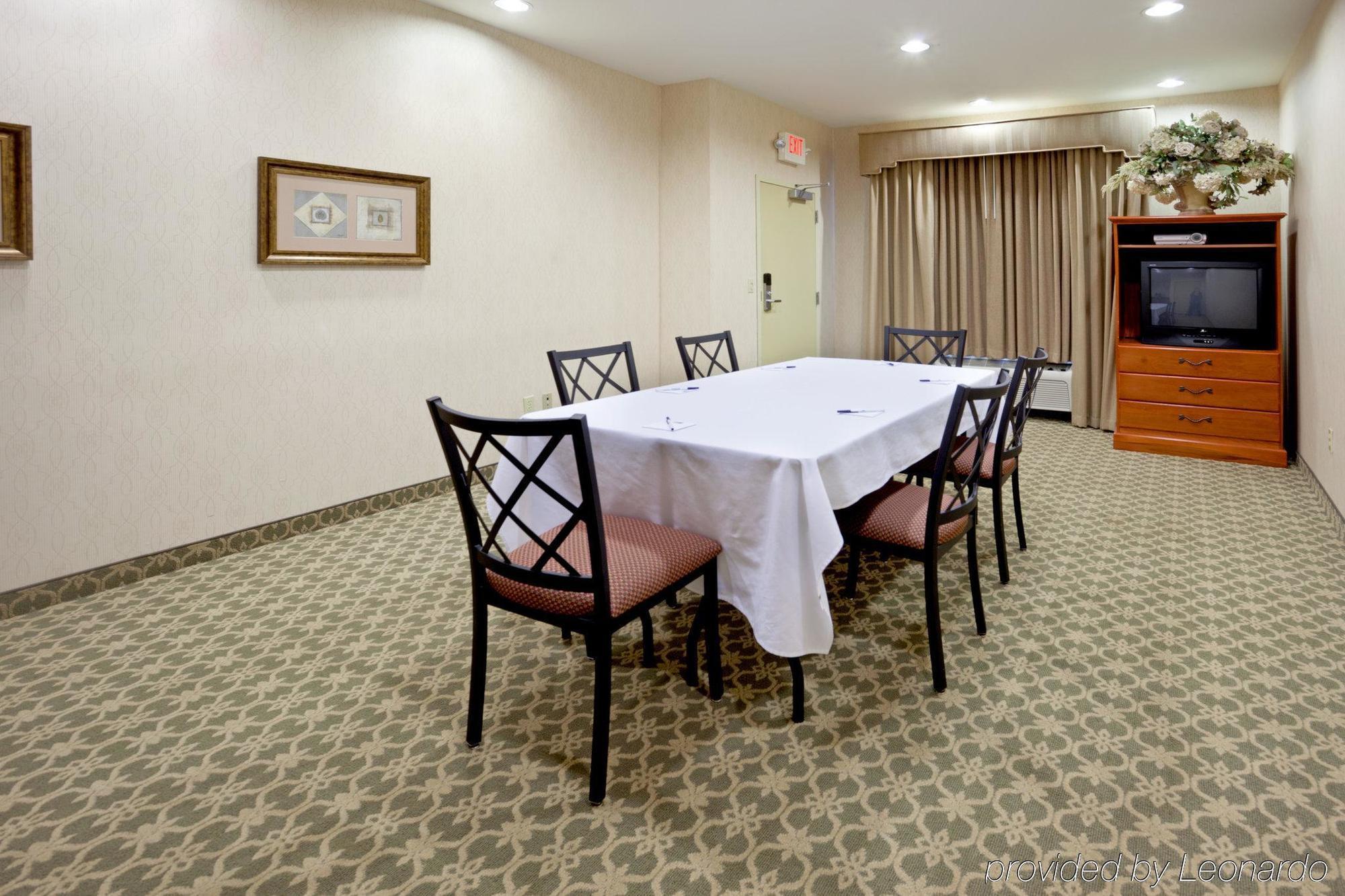 Holiday Inn Express Windsor Sonoma Wine Country By Ihg Restaurant photo